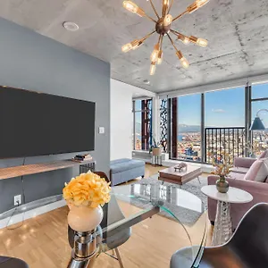  Apartment Water Views, 40th Floor Sub-penthouse! Entire In The Heart Of Centre