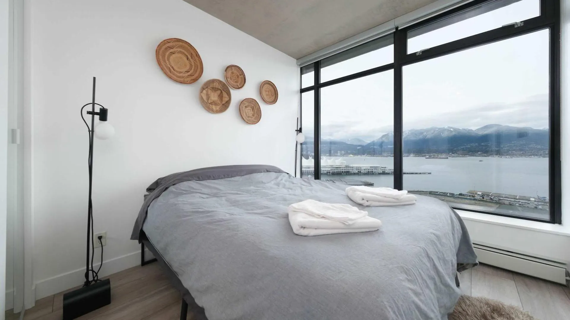Modern Downtown Apartment With Stunning Water Views Vancouver